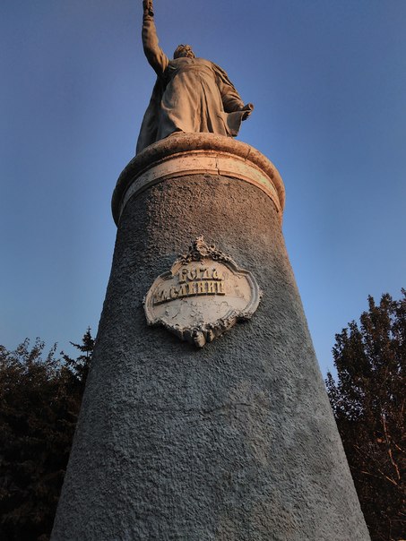 На пам'ятнику в центрі Мелітополя обвалилися літери - фото 2