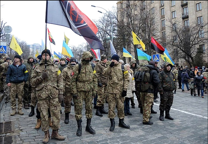 В центрі Києва покидались камінням в вікна російських банків та офіса Ахметова - фото 5