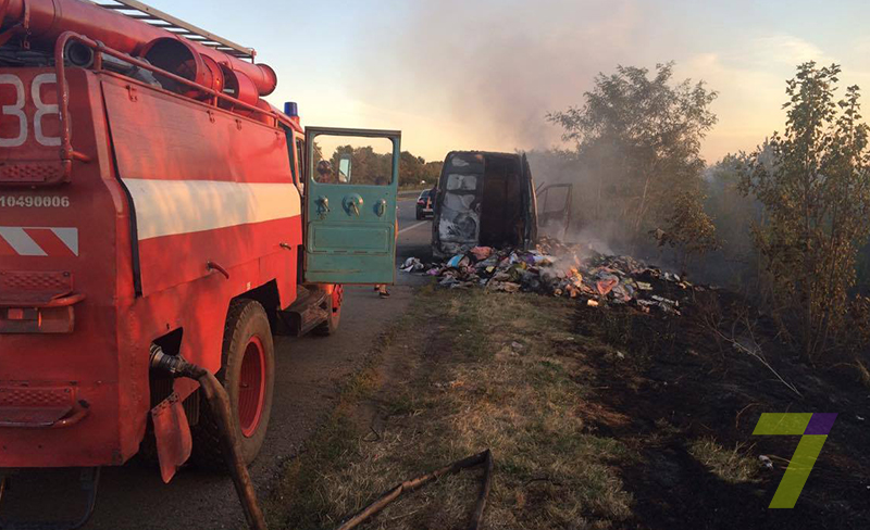 На трасі Одеса-Київ на ходу спалахнув Mercedes Sprinter та спричинив масштабну пожежу - фото 1