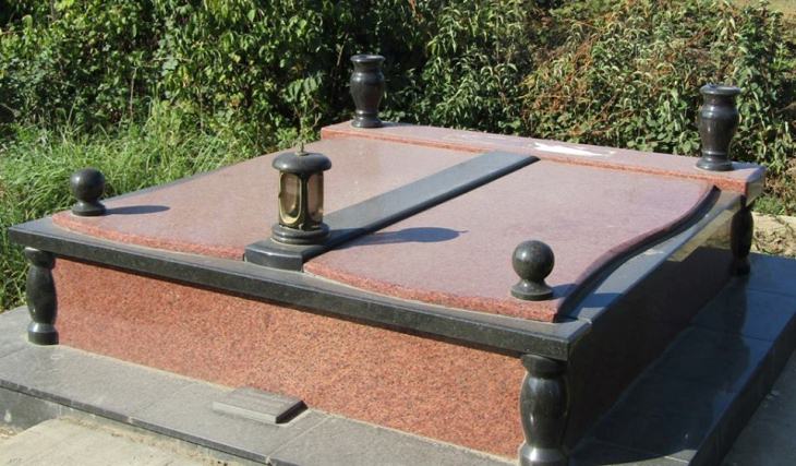 Із приужгородського кладовища вандали викрадають надгробки - фото 1