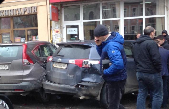 У центрі Ужгорода побилися одразу кілька автівок - фото 1