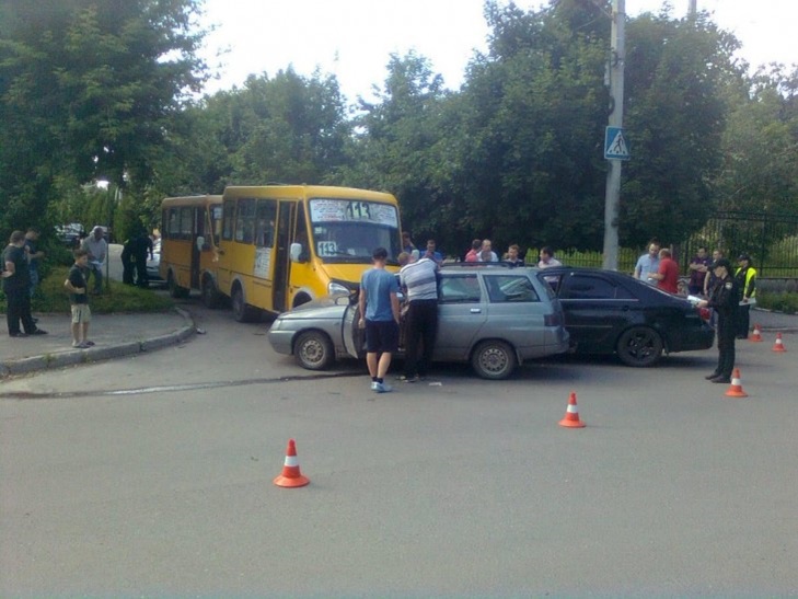 У Кіровограді маршрутка не розминулася на перехресті двома легковиками (ФОТО) - фото 1