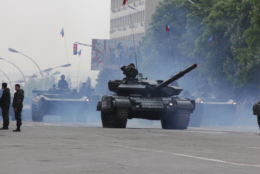 Бойовики "ЛНР", буряти і 30 одиниць російської техніки пройшли "парадом" у Луганську (ФОТО) - фото 1