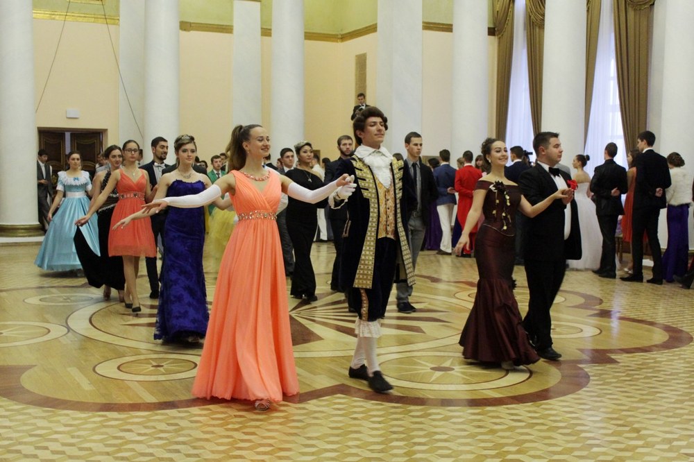 Як "аристократи" "ЛНР" танцювали у перуках на балу (ФОТО) - фото 6