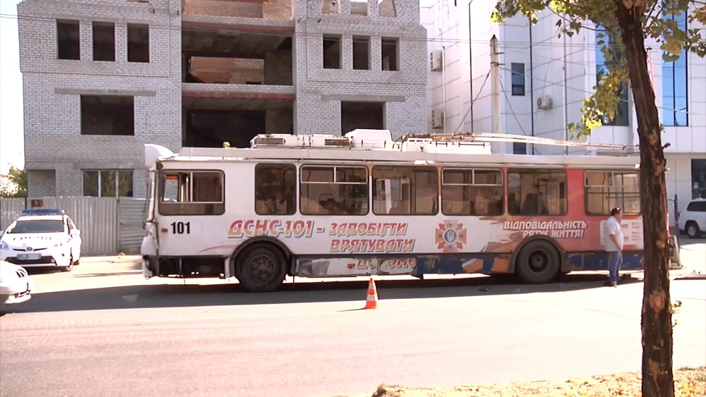 Автомобіль ОБСЄ врізався в тролейбус в Луганську  - фото 2