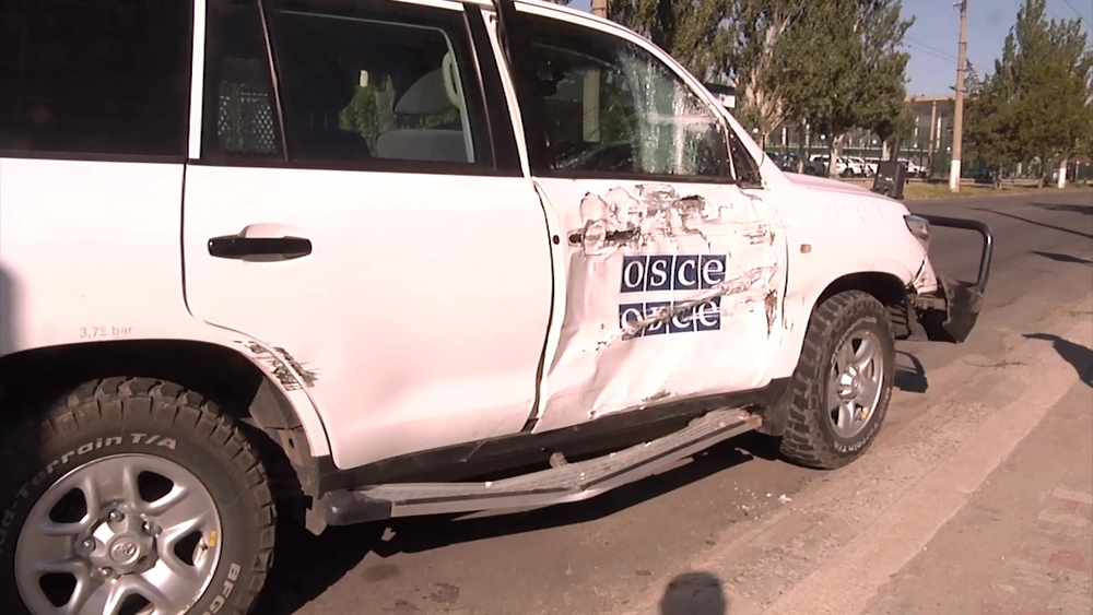 Автомобіль ОБСЄ врізався в тролейбус в Луганську  - фото 1
