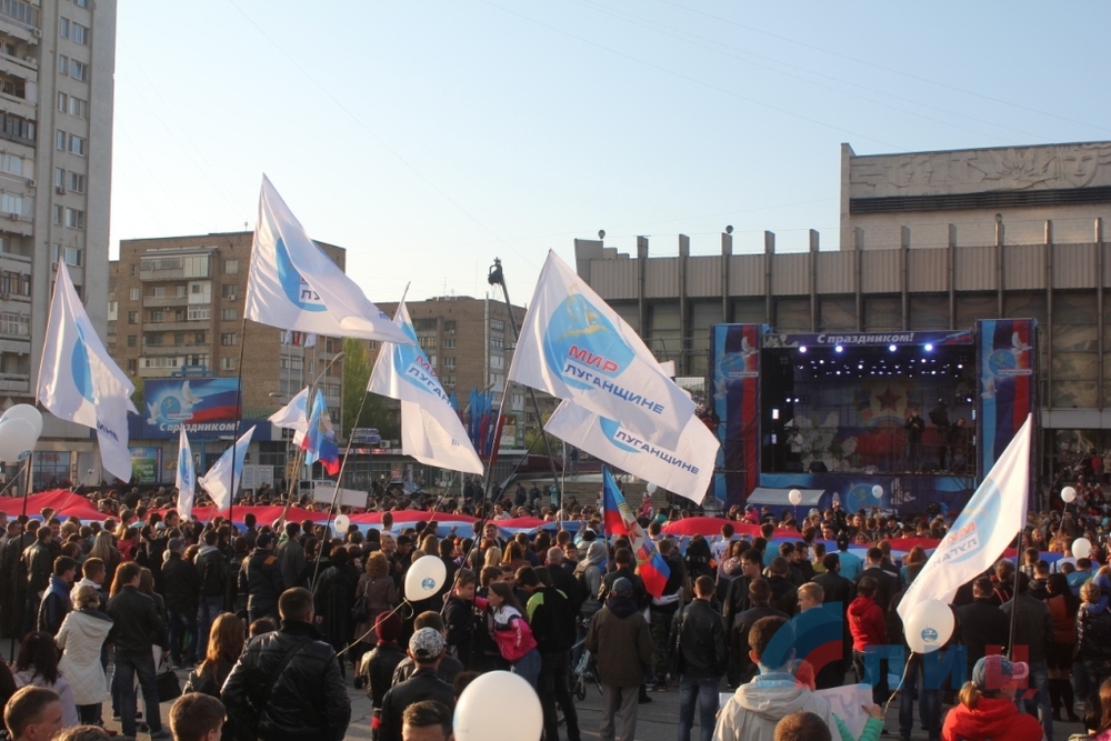 Натовп луганчан відсвядкував другу річницю "ЛНР" в центрі міста (ФОТО) - фото 2