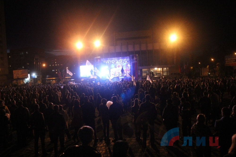Натовп луганчан відсвядкував другу річницю "ЛНР" в центрі міста (ФОТО) - фото 5