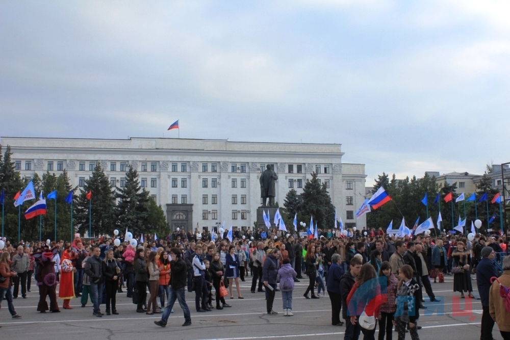 Натовп луганчан відсвядкував другу річницю "ЛНР" в центрі міста (ФОТО) - фото 1