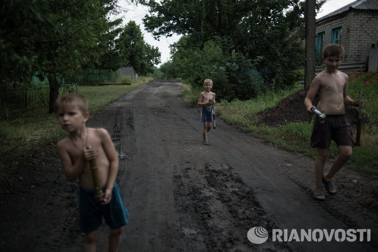 Недитячі іграшки дітей Донбасу: Страшні фото наслідків війни у Горлівці (ФОТО) - фото 1