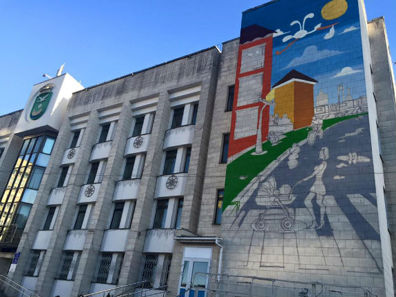 На фасаді столичної райадміністрації малюють величезний мурал - фото 3