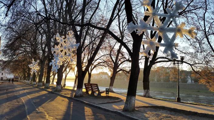 Сонячні фото: Як не по-зимовому виглядає передноворічний Ужгород - фото 4