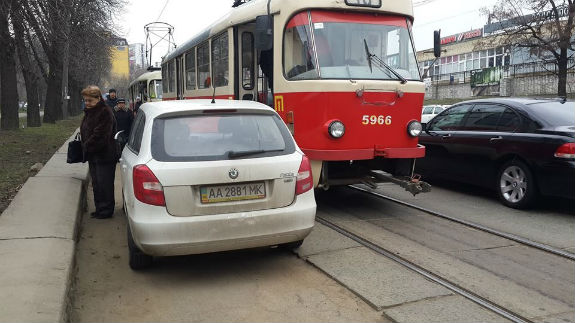 Столичний водій-жлоб заблокував рух трамваїв на Подолі  - фото 1