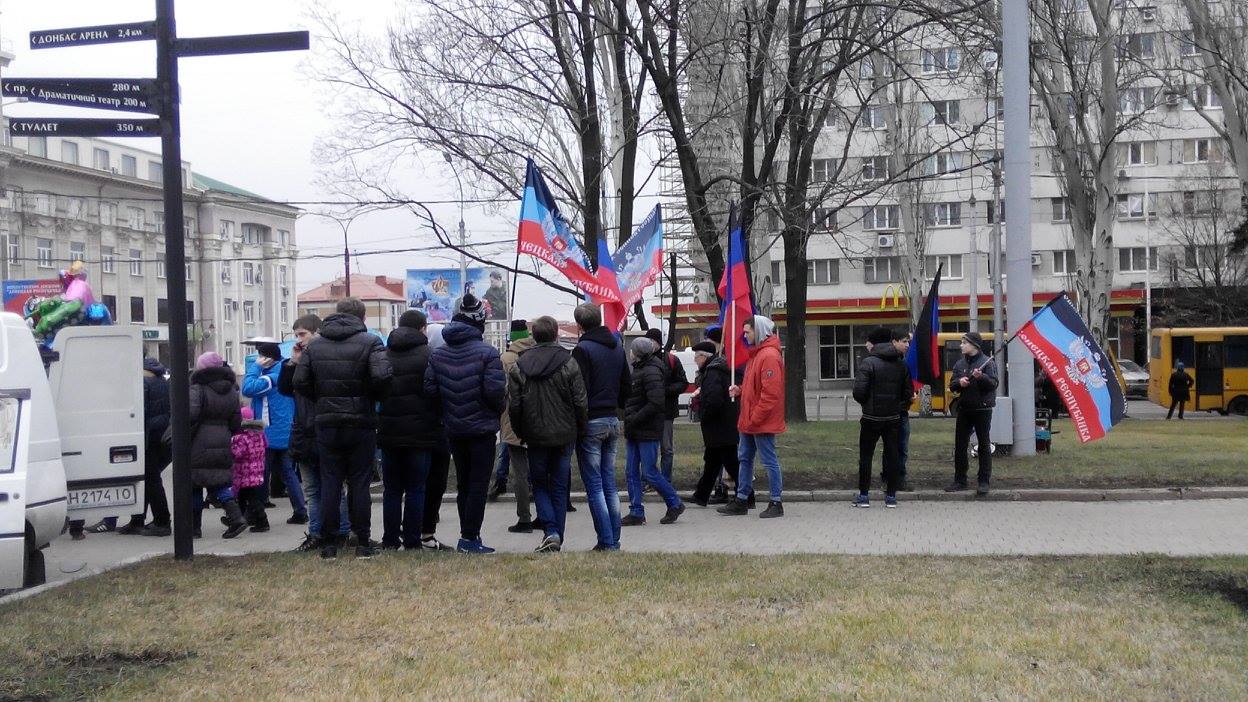 Як у Донецьку відкривали міську ялинку з прапорами "ДНР" (ФОТО) - фото 3