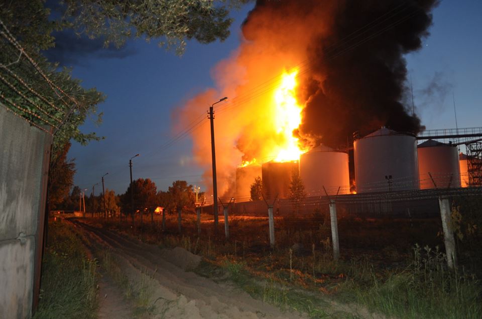 На Київщині палає нафтобаза (ОНОВЛЮЄТЬСЯ) - фото 6