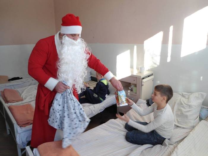 Пацієнти Закарпатської обласної лікарні отримали новорічні подарунки - фото 1