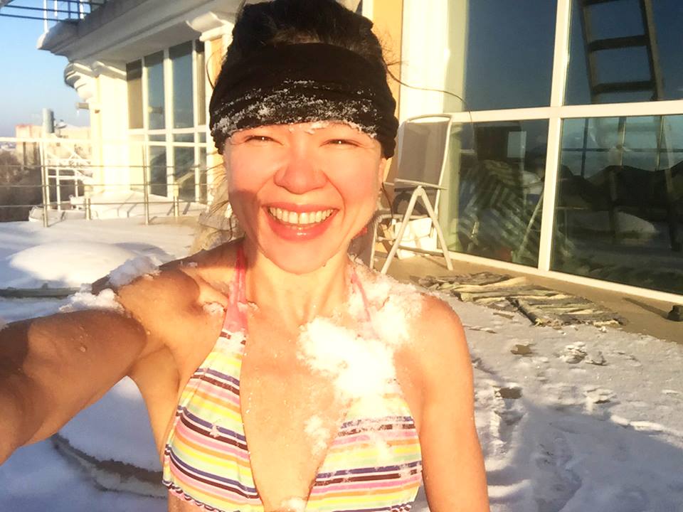 Руслана показала, як на морозі у купальнику обтирається снігом - фото 2