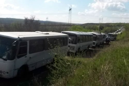 Відчувши сповна радощі проживання у "республіці", мешканці Донецька та Горлівки стоять у черзі до "хунти" (ФОТО) - фото 2 Відчувши сповна радощі проживання у "республіці", мешканці Донецька та Горлівки стоять у черзі до "хунти" (ФОТО) - фото 2
