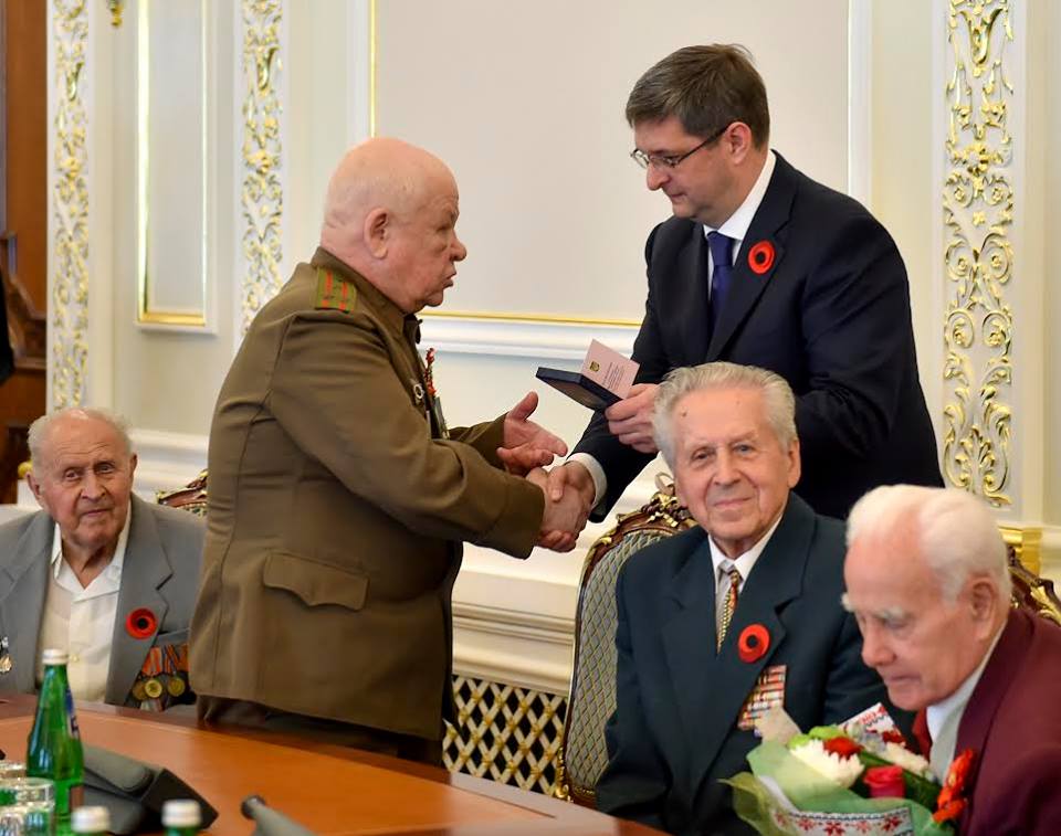 Порошенко нагородив ветеранів ювілейною медаллю "70 років Перемоги над нацизмом" (ФОТО) - фото 3