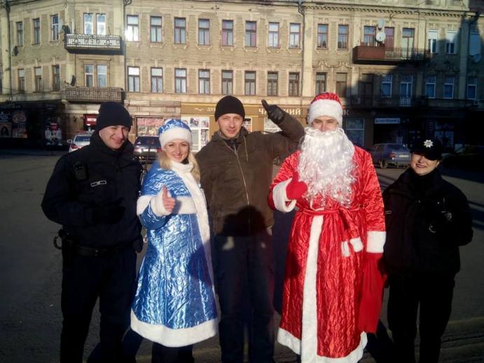В Ужгороді поліцейські у костюмах роздають подарунки - фото 4