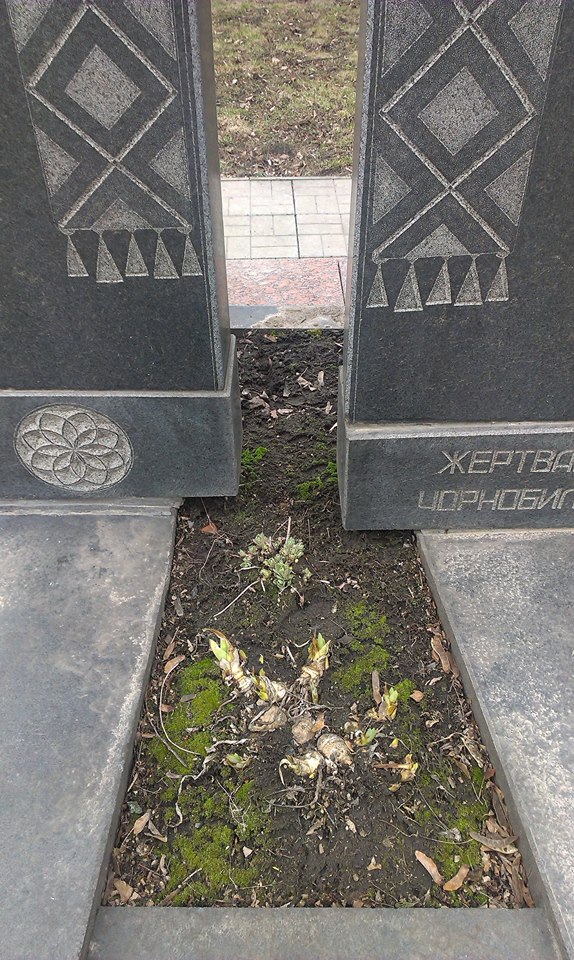 З пам’ятникам чорнобильцям у Сумах зникла "емблема скорботи" - фото 2