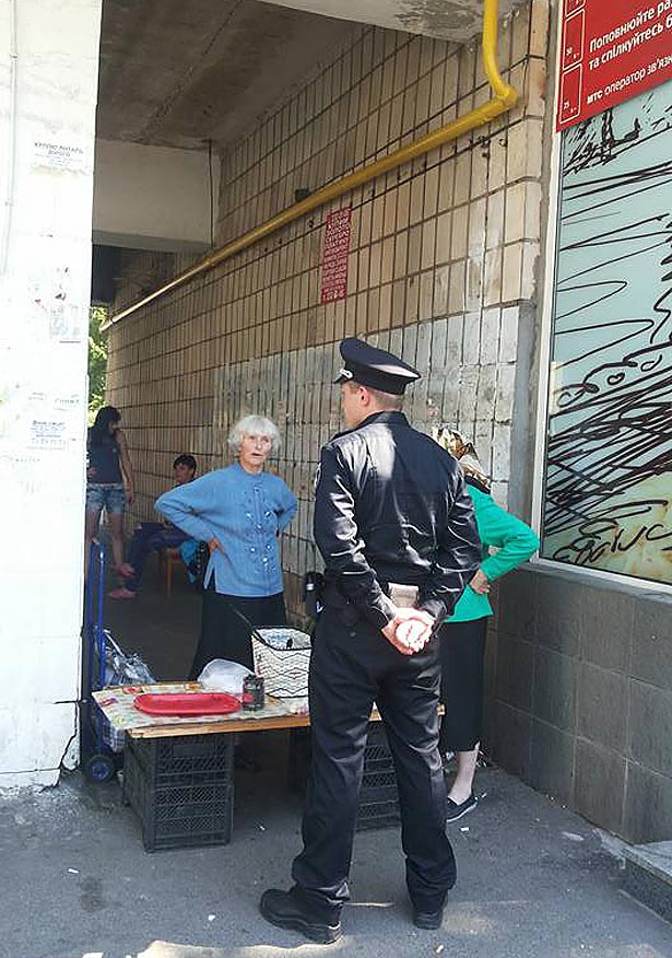 Як нова поліція святкувала, робіла селфі і ганяла бабусь з чорнікою (ФОТО) - фото 11