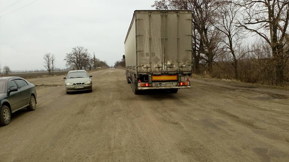 Шостий день "дорожної блокади": на Миколаївщині досі не пропускають фури 