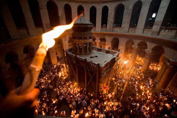 В Єрусалимі зійшов Благодатний вогонь - фото 1