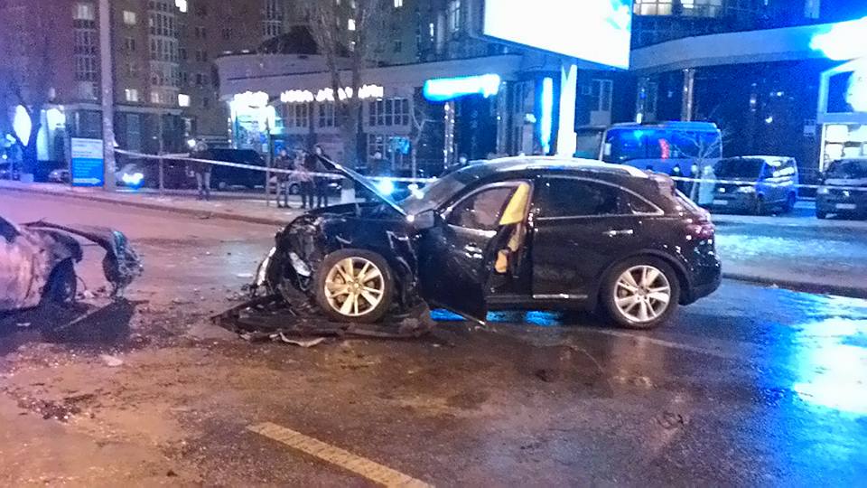 Жахлива ДТП у Києві: Одне авто згоріло, водій загинув - фото 6