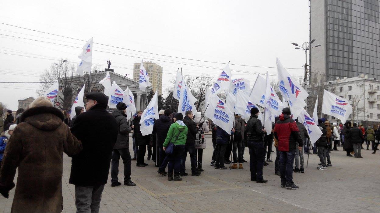 Як у Донецьку відкривали міську ялинку з прапорами "ДНР" (ФОТО) - фото 1