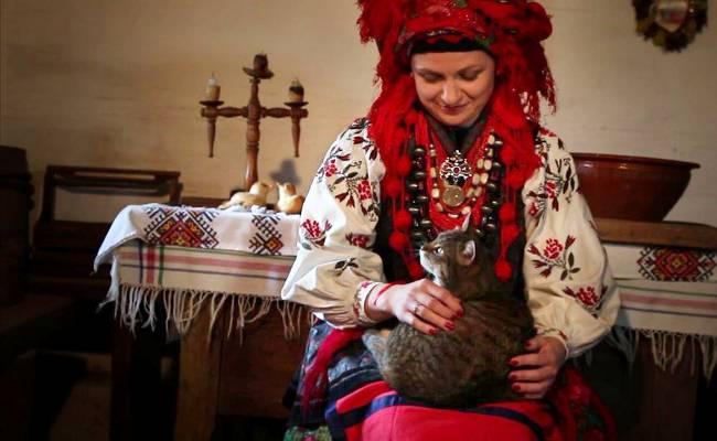 Зворушливі фото: матері та дружини бійців АТО у народному вбранні - фото 3 Зворушливі фото: матері та дружини бійців АТО у народному вбранні - фото 3
