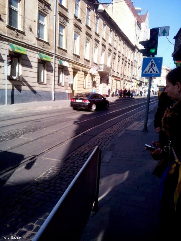 У Львові водій ледь не збив пішоходів, а потім побив одного з них через зауваження - фото 1