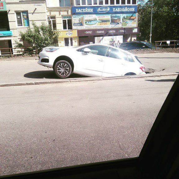 У Києві автомобіль провалися під асфальт (ФОТО, ВІДЕО) - фото 1