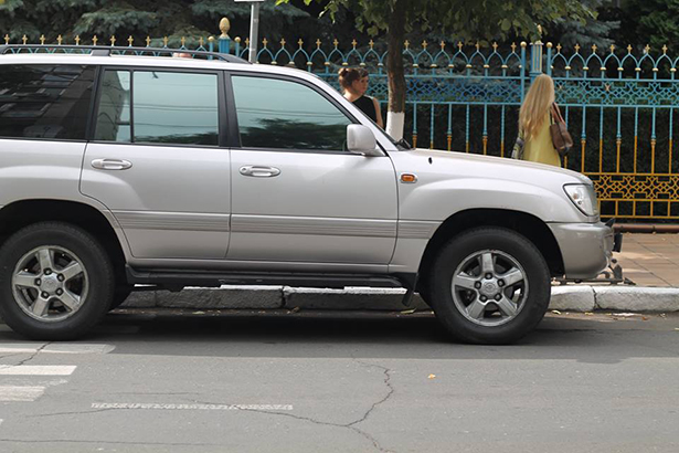 Як "чесні" прокурори Одещини добирались на тестування на дорогих автівках - фото 21