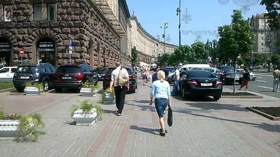 Під столичною мерією на пішохідній зоні діє VIP-парковка (ФОТОФАКТ) - фото 1
