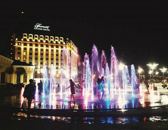 Як виглядає новий фонтан на Поштовій площі вночі  - фото 1