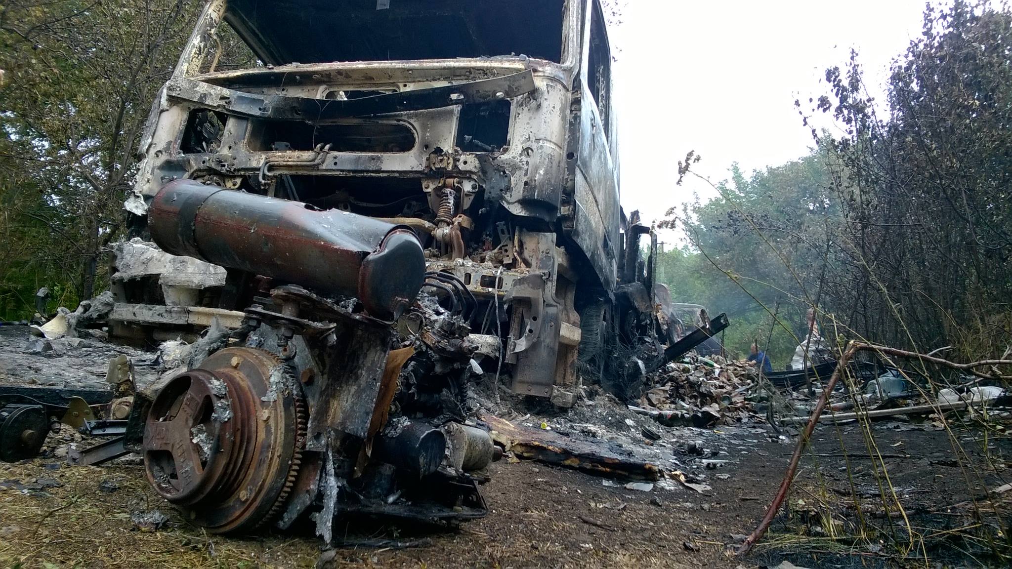 Блукаючий танк знову вщент спалив 10-тонну вантажівку з алкоголем для бойовиків (ФОТО) - фото 3
