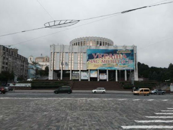 З "Українського дому" вночі зняли величезний банер "Україна, час молитися!" (ФОТО) - фото 1