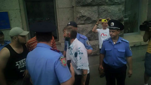 У Харкові облили зеленкою депутата, який був проти визнання Росії агресором (ФОТО) - фото 2