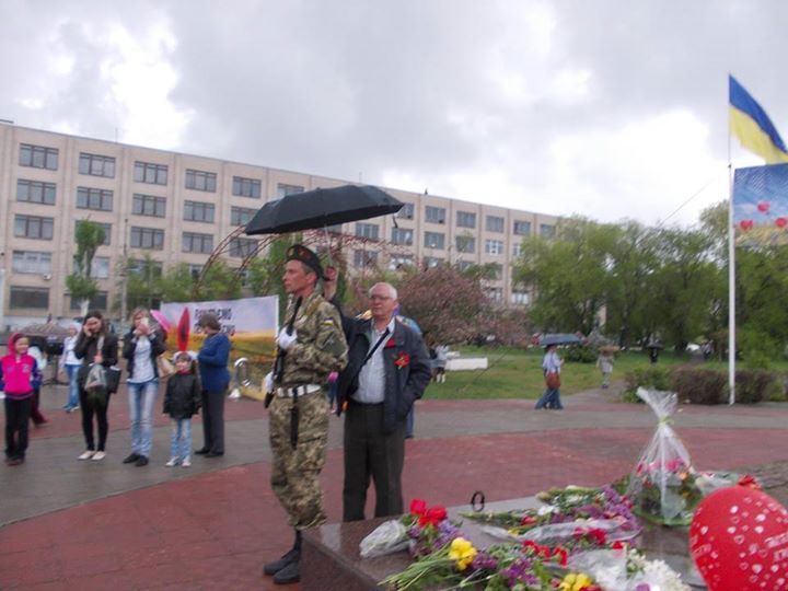 У Сєвєродонецьку пенсіонери захистили бійців почесної варти ЗСУ від дощу (ФОТО) - фото 2