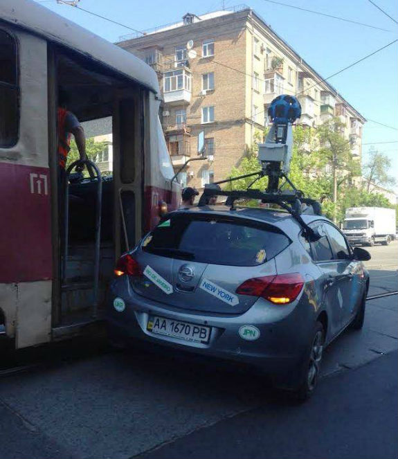 У Києві Google-мобіль зіштовхнувся з трамваєм (ФОТОФАКТ) - фото 1