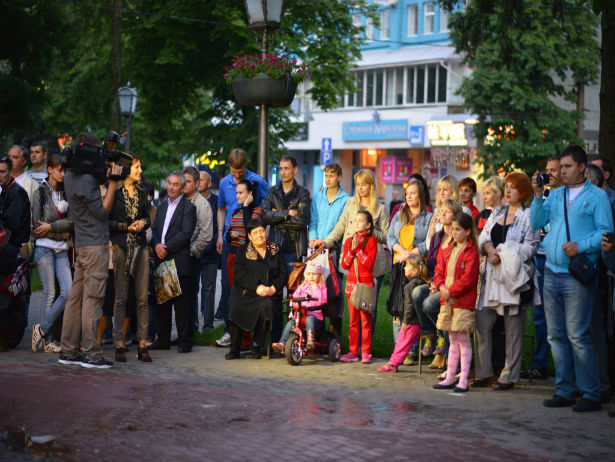 Сумчани відзначили новосілля Дами з парасолькою (ФОТОФАКТ) - фото 3