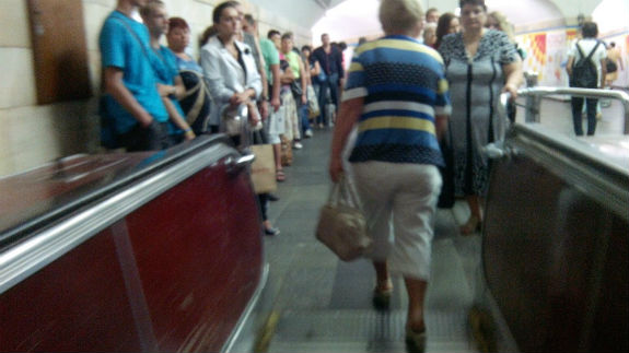 Кияни розлінувалися ходити в метро – ескалатор подавай  - фото 1