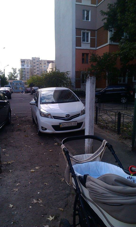 У Києві водій машиною заблокував вхід до школи  - фото 1