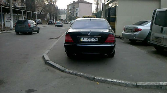 У Києві водій авто з крутими номерами став лауреатом конкурсу "Паркуюсь, як жлоб" - фото 1