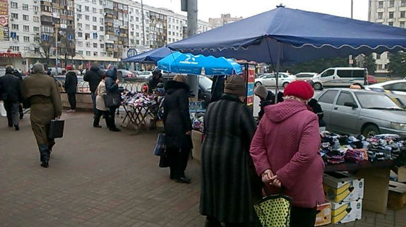 Як у Києві виходи з метро перетворилися на базари трусів та шкарпеток - фото 1