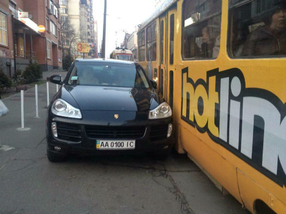 У Києві водій-жлоб вступив у "бій" з трамваєм  - фото 1