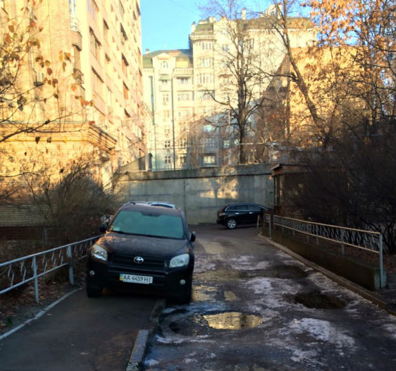 У Києві водій-дегенерат змусив пішоходів ходити по калюжах  - фото 1