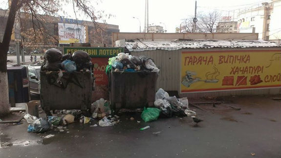 У Києві торгаші продають хачапурі серед сміття  - фото 1