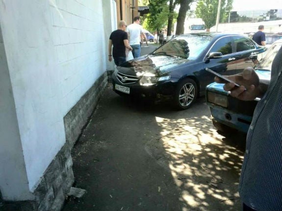 У Києві водій переміг у рубриці "Паркуюсь, як дегенерат" - фото 1